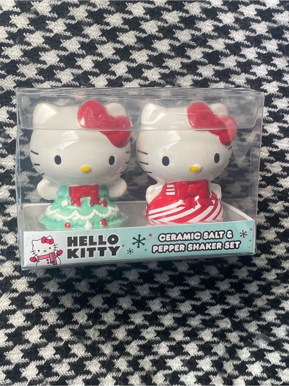 Hello Kitty Christmas Ceramic Salt And Pepper Shakers New